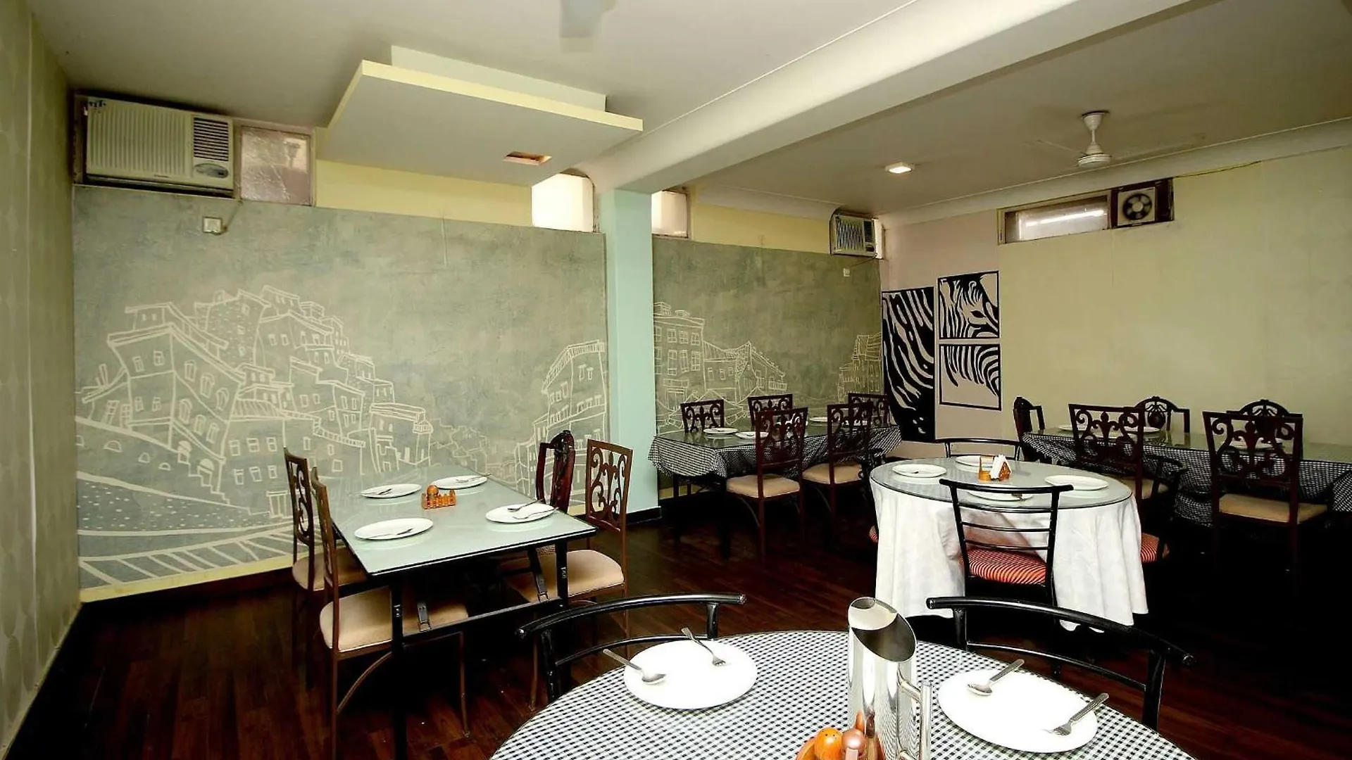Super Collection O Sakshi Hotel Gurgaon